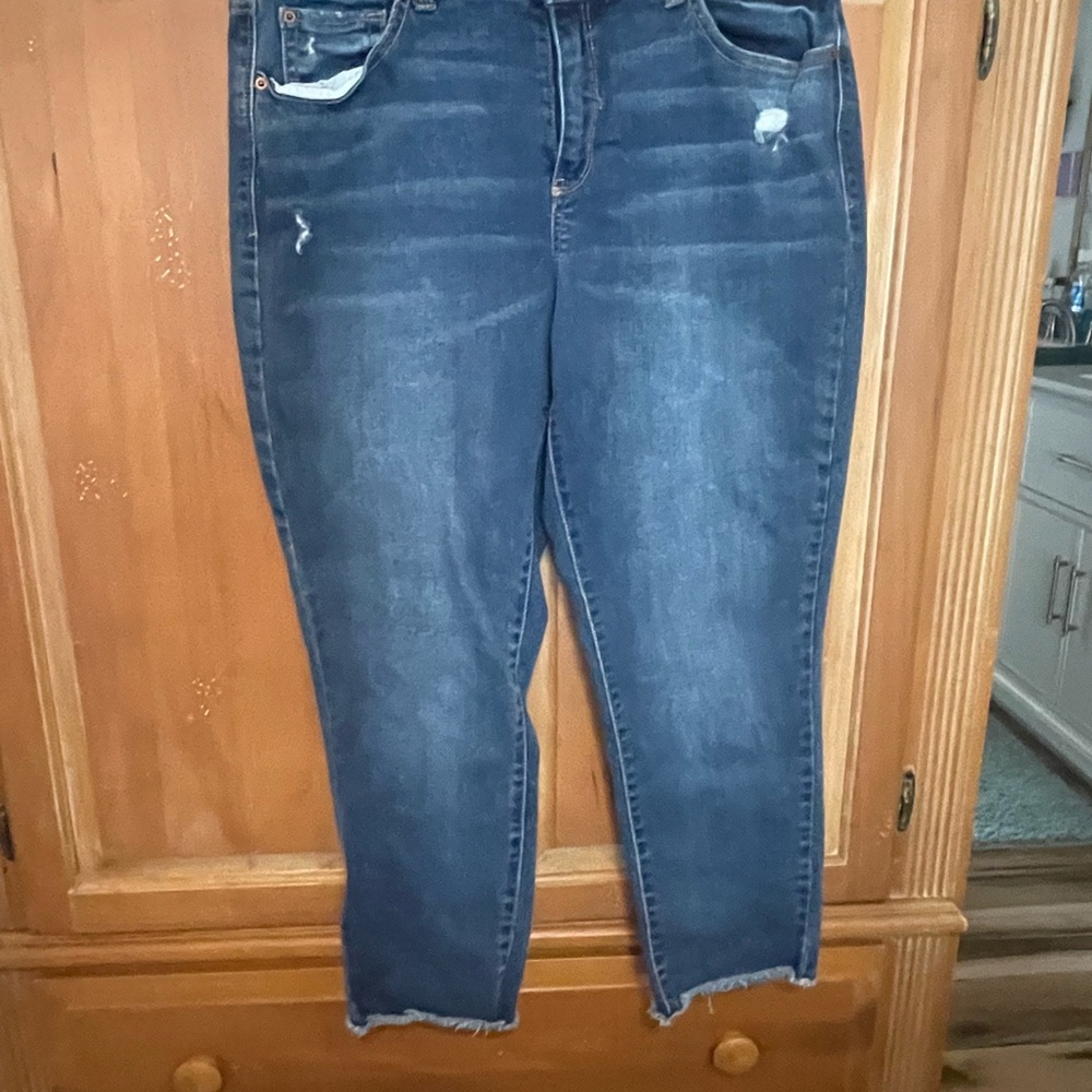 NWOT! Time and Tru Blue Ankle Cropped Jeans with Distressed Hem